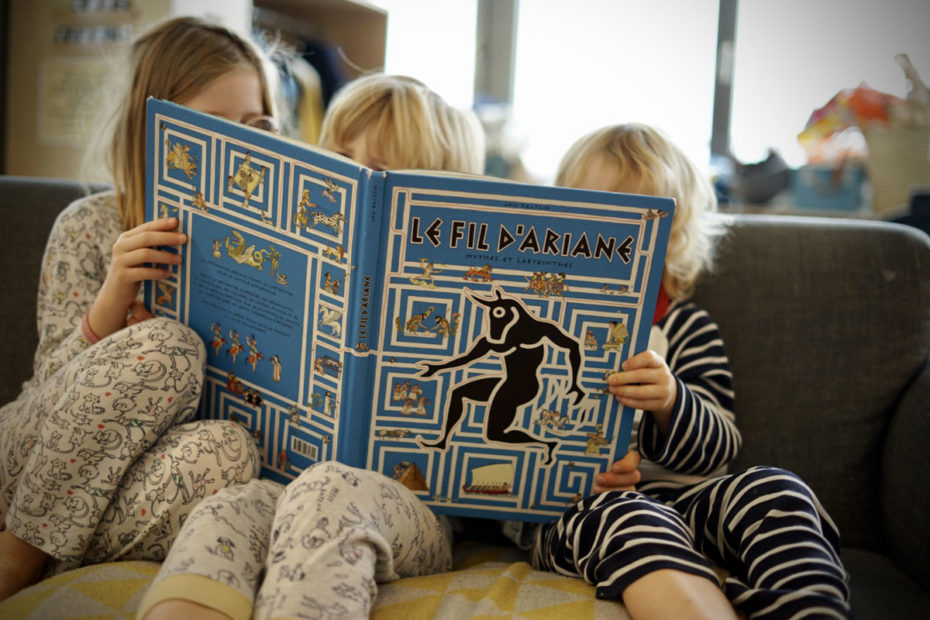 Les enfants lisent Le fil d'Ariane, de Jan Bajtlik