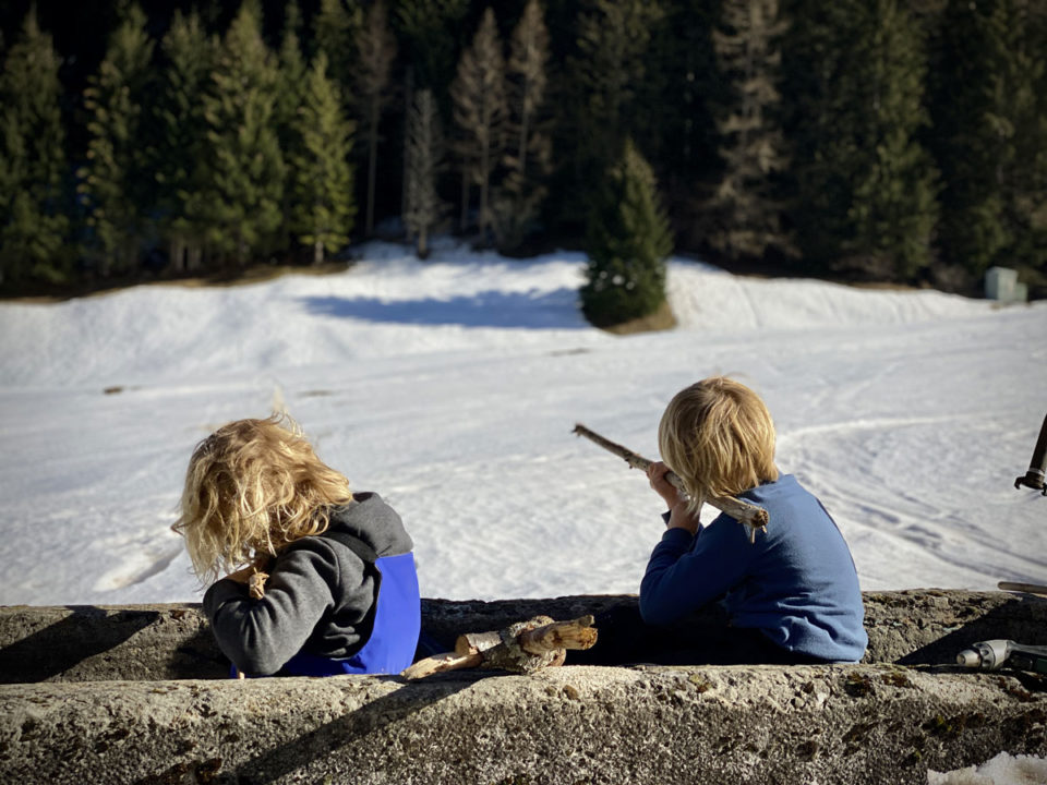 Enfants jouant dans la neige