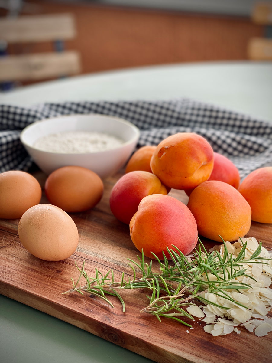 Abricots, romarin et amandes sur une table