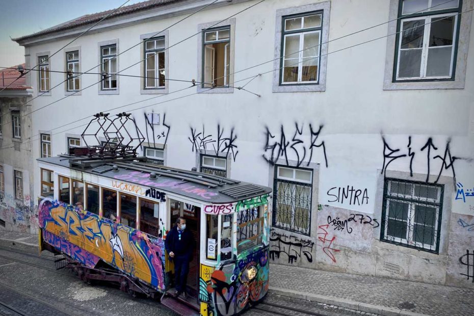 Tram et graffitis à Lisbonne