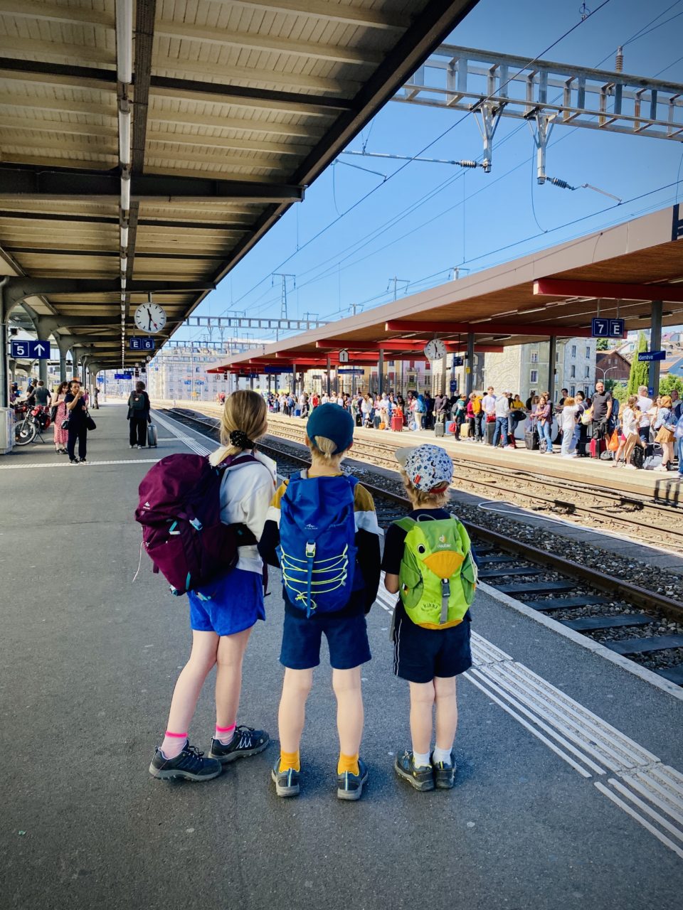 Trois enfants sur un quai de gare